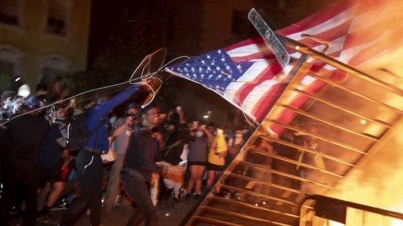 Truyền thông Trung Quốc gọi các cuộc biểu tình ở Mỹ sau cái chết của George Floyd là "những cảnh đẹp" khiến Mỹ tức giận (Ảnh: Getty). Truyền thông Trung Quốc gọi các cuộc biểu tình ở Mỹ sau cái chết của George Floyd là "những cảnh đẹp" khiến Mỹ tức giận (Ảnh: Getty).