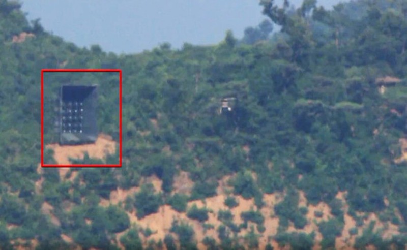 Một giàn loa công suất lớn của Triều Tiên vừa được dựng, chuẩn bị phát sang Hàn Quốc (Ảnh: hani.co.kr)