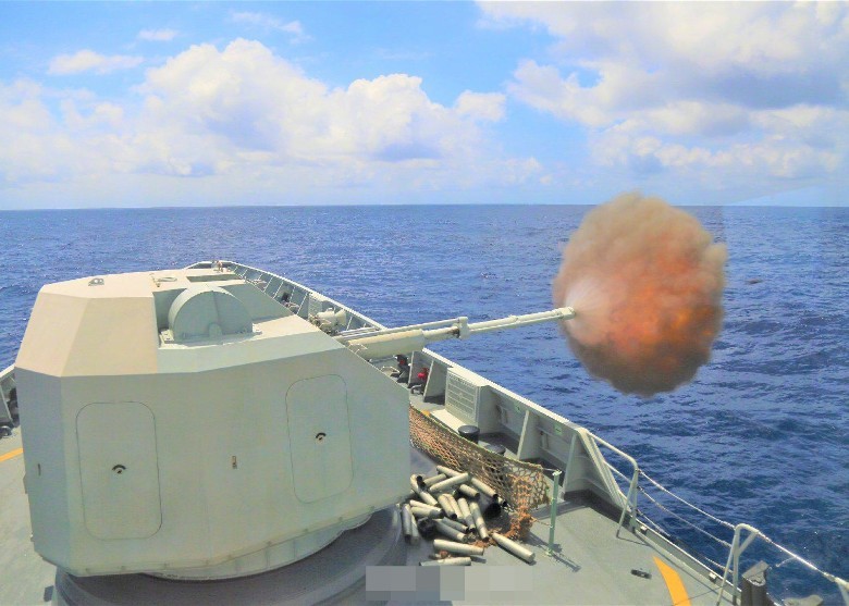 Tàu Trung Quốc diễn tập bắn hạm pháo trên biển (Ảnh Dongfang). Tàu Trung Quốc diễn tập bắn hạm pháo trên biển (Ảnh Dongfang).