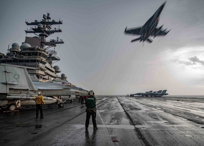 Máy bay F/A18 bay ngang qua boong tàu Ronald Reagan (Ảnh: Dongfang).