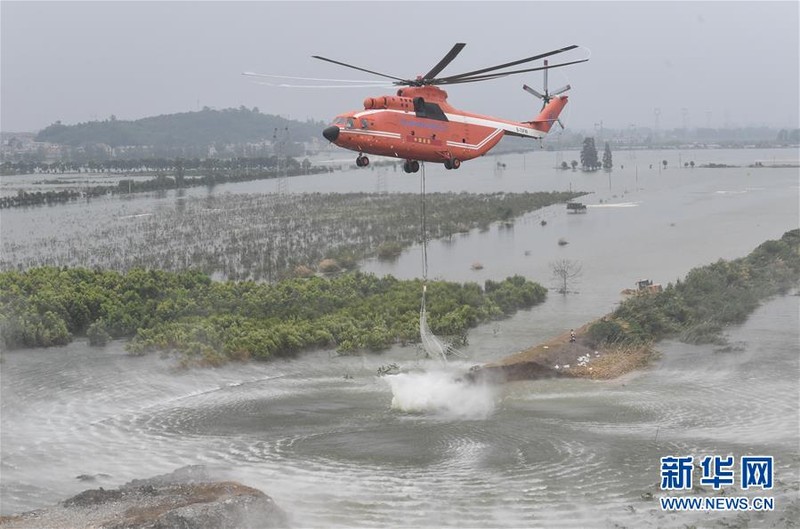 Siêu trực thăng được sử dụng để hàn khẩu đê vỡ (Ảnh: Tân Hoa xã).