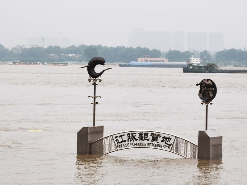 Thành phố Nam Kinh đã báo động màu Đỏ (mức cao nhất) về lũ lụt (Ảnh: Đa Chiều).