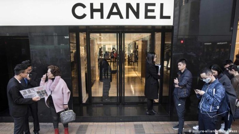 Hồng Kông vốn là kinh đô hàng xa xỉ. Cảnh khách mua xếp hàng để vào cửa hàng Chanel trước đây. Nay hệ thống cửa hàng này đã đóng cửa do dịch COVID-19 (Ảnh: Deutsche Welle).