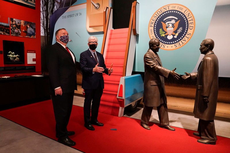 Trước khi có bài phát biểu cứng rắn về chính sách với Trung Quốc, ông Mike Pompeo đã tham quan Thư viện Tổng thống Nixon và dừng chân bên bức tượng ông Nixon bắt tay Thủ tướng Trung Quốc Chu Ân Lai (Ảnh: Reuters).