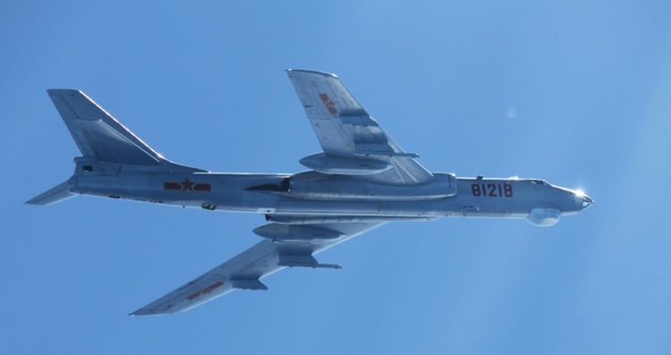 H-6G tham gia diễn tập mang theo thùng tác chiến điện tử (Ảnh: realcleardefense).