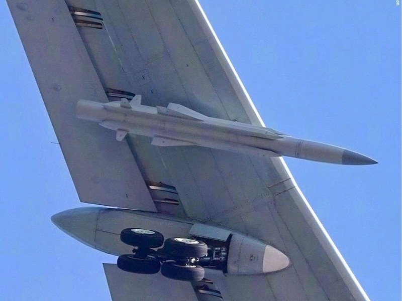 Máy bay ném bom H-6J mang tên lửa chống hạm siêu thanh YJ-12 (Ảnh: Đa Chiều).