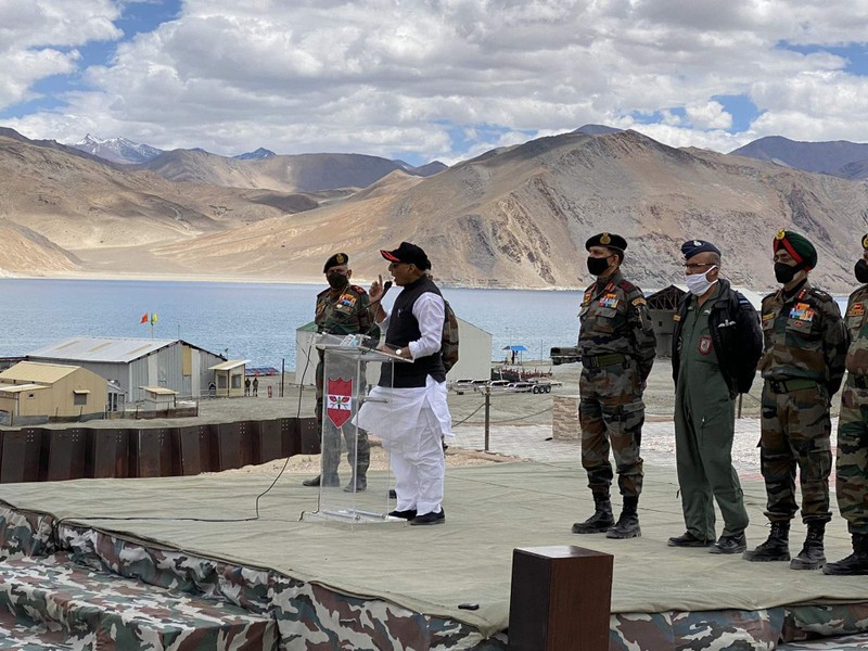 Hôm 17/7, Bộ trưởng Quốc phòng Rajanth Singh tới thăm quân đội ở tiền tuyến Ladakh, phát biểu nhấn mạnh quyết không để người nào xâm chiếm lãnh thổ dù chỉ một tấc đất của Ấn Độ (Ảnh: Đa Chiều). Hôm 17/7, Bộ trưởng Quốc phòng Rajanth Singh tới thăm quân đội ở tiền tuyến Ladakh, phát biểu nhấn mạnh quyết không để người nào xâm chiếm lãnh thổ dù chỉ một tấc đất của Ấn Độ (Ảnh: Đa Chiều).