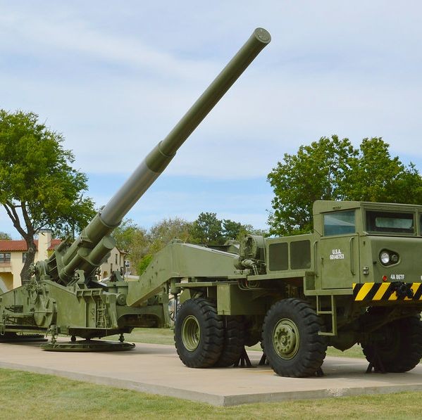 Siêu pháo chiến lược tầm xa được kéo bằng xe tải quân sự (Ảnh: news.qq.com). Siêu pháo chiến lược tầm xa được kéo bằng xe tải quân sự (Ảnh: news.qq.com).