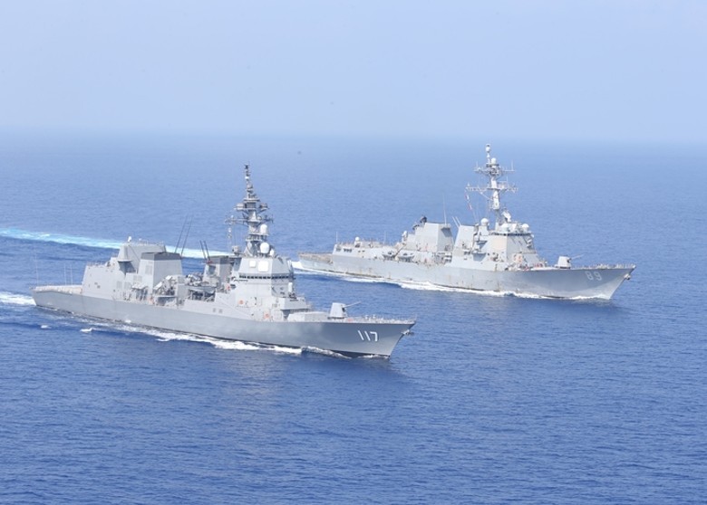 Hai tàu khu trục Mỹ (phải) và Nhật tham gia tập trận trên biển Hoa Đông (Ảnh: Đông Phương).
