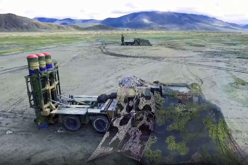 Tên lửa phòng không Hongqi-16 của Trung Quốc triển khai trong cuộc diễn tập trên cao nguyên Tây Tạng (Ảnh: NDNB). Tên lửa phòng không Hongqi-16 của Trung Quốc triển khai trong cuộc diễn tập trên cao nguyên Tây Tạng (Ảnh: NDNB).