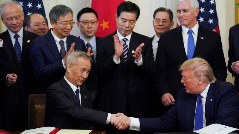 Ngày 15/1/2020 tại Nhà Trắng, Tổng thống Donald Trump bắt tay Phó Thủ tướng Trung Quốc Lưu Hạc sau khi hai bên kí Hiệp định thương mại giai đoạn đầu, chấm dứt Chiến tranh Thương mại (Ảnh: Reuters).