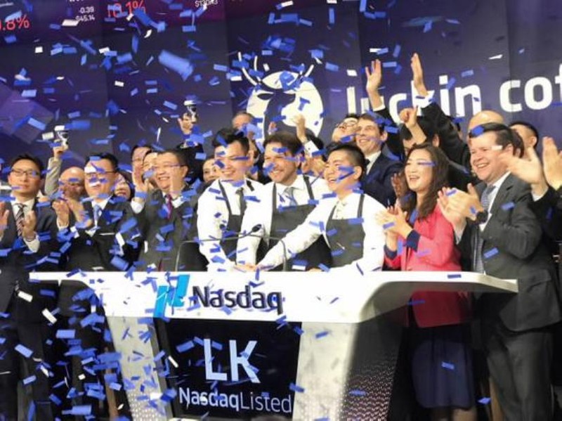 Luckin Coffee là công ty Trung Quốc đầu tiên bị hủy niêm yết tại Mỹ hồi tháng 5 vừa qua do gian lận tài chính (Ảnh: Sina).