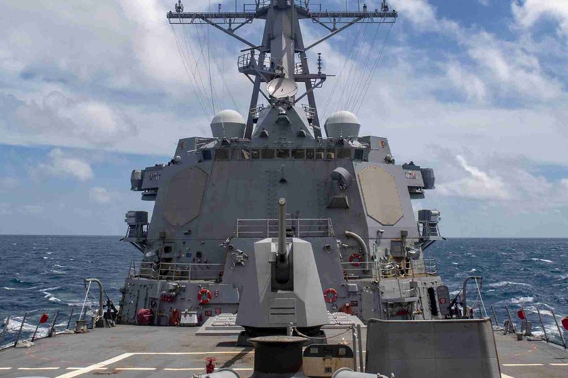 Khu trục hạm USS Mustin của Mỹ đi xuyên eo biển Đài Loan hôm 18/8 (Ảnh: US Navy).