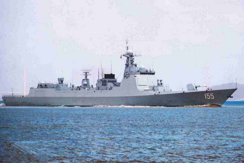 Tàu khu trục tên lửa Type 052C Nam Kinh (155) bám đuôi giám sát tàu USS Mustin hôm 18/8 (Ảnh: Đa Chiều).