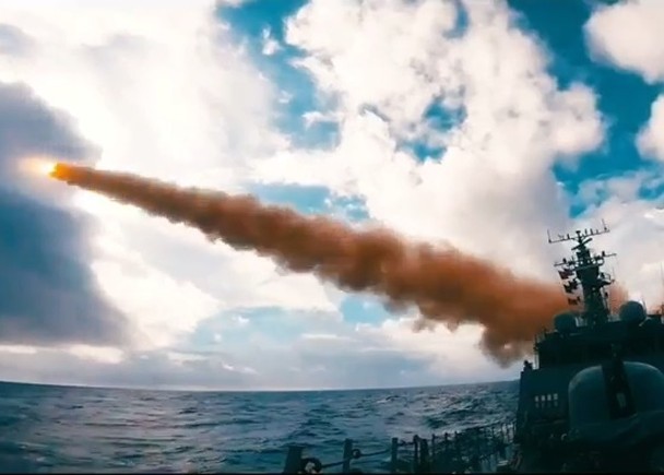 Hình ảnh tàu chiến Đài Loan phóng tên lửa trong bộ phim tuyên truyền (Ảnh: Đông Phương).