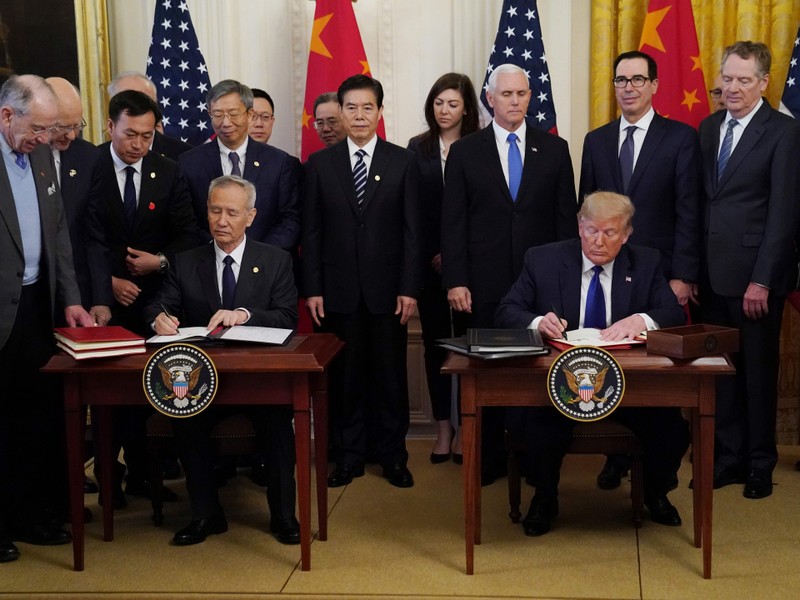 Ngày 15/1/2020, hai ông Donald Trump và Lưu Hạc kí Hiệp định thương mại chấm dứt chiến tranh thương mại, nhưng sau 7 tháng, ông đã tuyên bố có thể chấm dứt mọi quan hệ kinh tế giữa hai bên (Ảnh: Reuters) Ngày 15/1/2020, hai ông Donald Trump và Lưu Hạc kí Hiệp định thương mại chấm dứt chiến tranh thương mại, nhưng sau 7 tháng, ông đã tuyên bố có thể chấm dứt mọi quan hệ kinh tế giữa hai bên (Ảnh: Reuters)