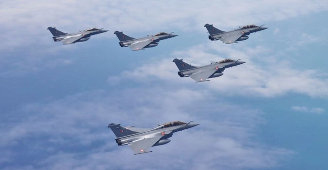Ấn Độ mới mua thêm các máy bay Rafale của Pháp để tăng cường sức mạnh quân sự (Ảnh: Indian Air Force).