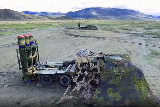 Trung Quốc triển khai nhiều vũ khí, trang thiết bị quân sự hiện đại đến gần biên giới với Ấn Độ (Ảnh: CCTV).