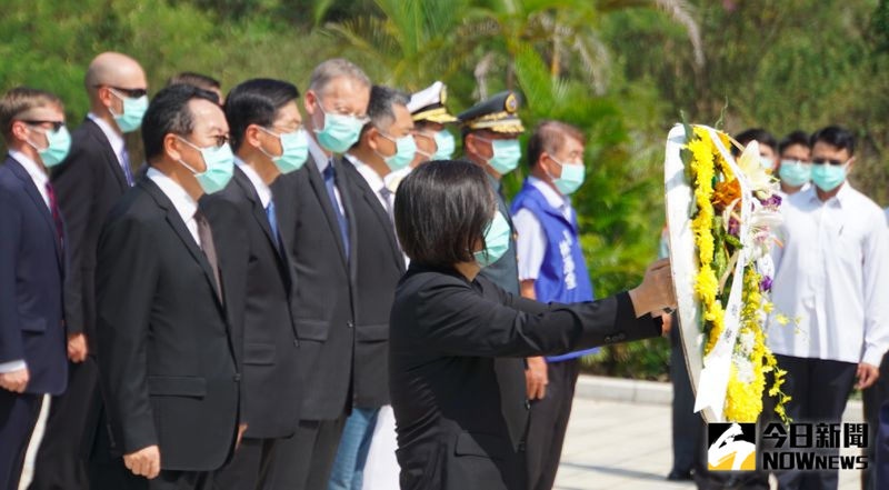 Hôm 23/8, bà Thái Anh Văn và Giám đốc Viện AIT Mỹ William Christensen đã bất ngờ tới Kim Môn để tưởng niệm các quân nhân tử trận trong trận "Pháo chiến Kim Môn" năm 1958 (Ảnh: NOW News).