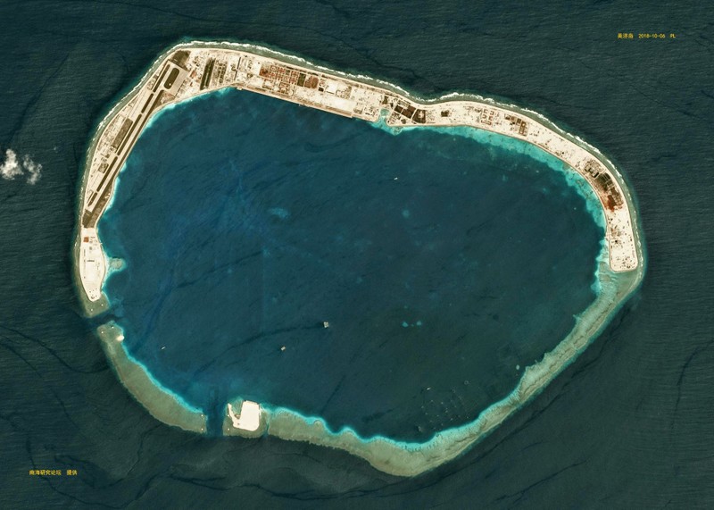 Đá Vành Khăn Trung Quốc chiếm từ tay Philippines hiện đã trở thành đảo nhân tạo lớn với hệ thống sân bay, cầu cảng, nhà kho...(Ảnh: Đa Chiều).