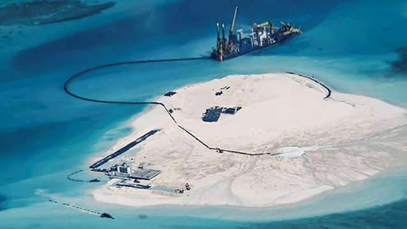 Tàu cuốc Trung Quốc đang hút cát để lấp biển, tạo thành đảo nhân tạo trên Biển Đông (Ảnh: Apolo).