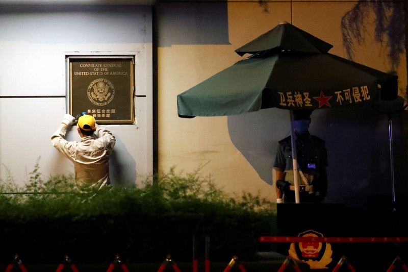 Nhân viên Trung Quốc gỡ biển Lãnh sự quán Mỹ tại Thành Đô (Ảnh: Đa Chiều).