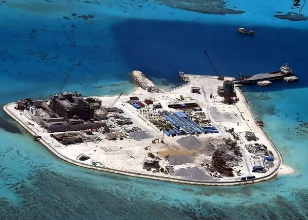 24 công ty và 12 cá nhân Trung Quốc đã bị Mỹ trừng phạt vì xây dựng đảo nhân tạo và quân sự hóa Biển Đông (Ảnh: Đông Phương). 24 công ty và 12 cá nhân Trung Quốc đã bị Mỹ trừng phạt vì xây dựng đảo nhân tạo và quân sự hóa Biển Đông (Ảnh: Đông Phương).