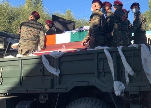 Xe chở thi thể viên sĩ quan Ấn Độ gốc Tây Tạng bị phía Trung Quốc bắn chết (Ảnh: Đông Phương).