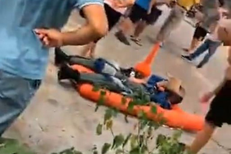 Phi công bị thương sau khi nhảy dù (Ảnh: Đa Chiều). Phi công bị thương sau khi nhảy dù (Ảnh: Đa Chiều).