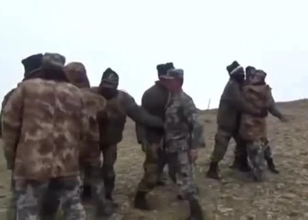 Xô xát giữ lính hai bên (Ảnh: Đông Phương). Xô xát giữ lính hai bên (Ảnh: Đông Phương).