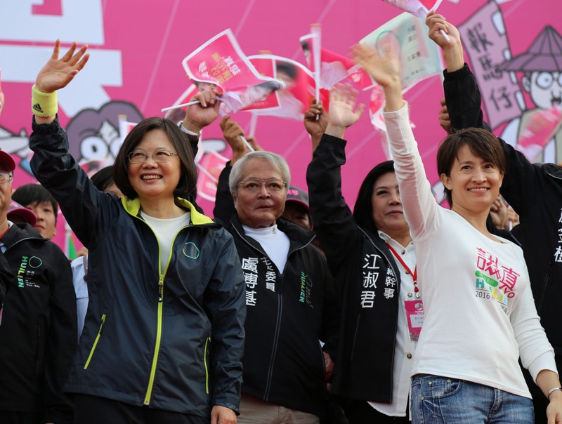 Bà Tiêu Mỹ Cầm (phải) sát cánh với bà Thái Anh Văn trong quá trình vận động bầu cử (Ảnh: CNA). Bà Tiêu Mỹ Cầm (phải) sát cánh với bà Thái Anh Văn trong quá trình vận động bầu cử (Ảnh: CNA).