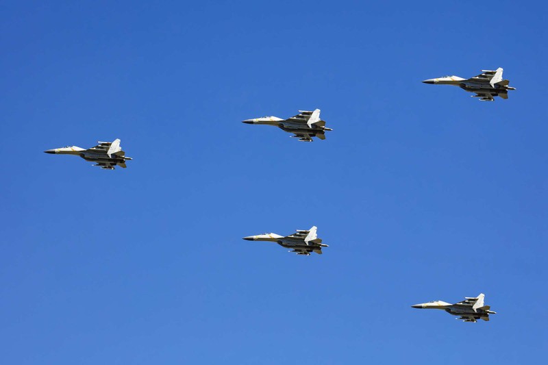 Máy bay chiến đấu J-16 của Trung Quốc được chế tạo theo mẫu SU-30 MKK của Nga (Ảnh: Đa Chiều).