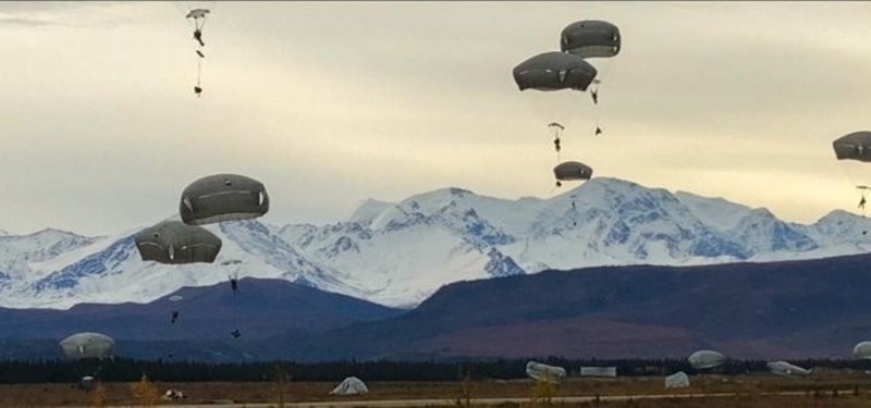 Hình ảnh lính Mỹ diễn tập nhảy dù chiếm đảo trong video của Mỹ (Ảnh: news.creaders) Hình ảnh lính Mỹ diễn tập nhảy dù chiếm đảo trong video của Mỹ (Ảnh: news.creaders)