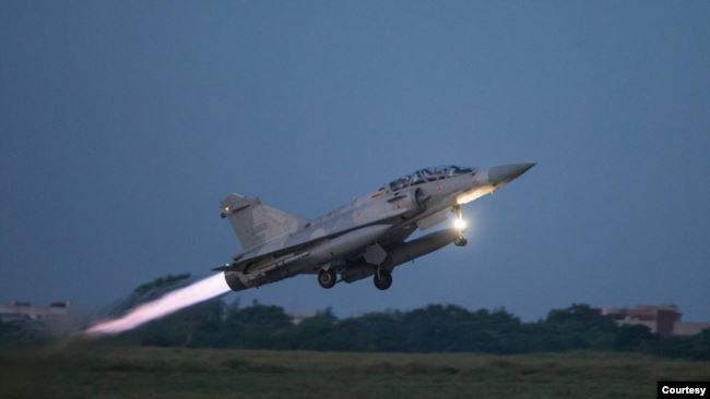 Máy bay Mirage-2000 của Đài Loan cất cánh khẩn cấp (Ảnh: VOA).