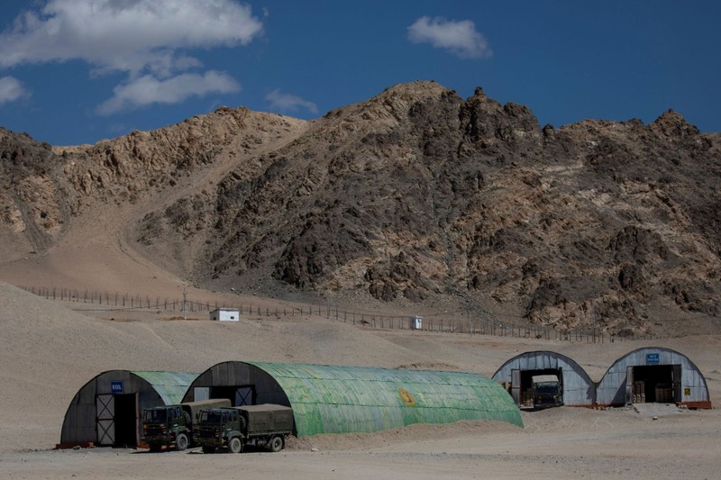 Vật tư, hàng hóa đang được Ấn Độ tập kết tới tuyến trước chuẩn bị cho mùa Đông khắc nghiệt (Ảnh: Reuters).