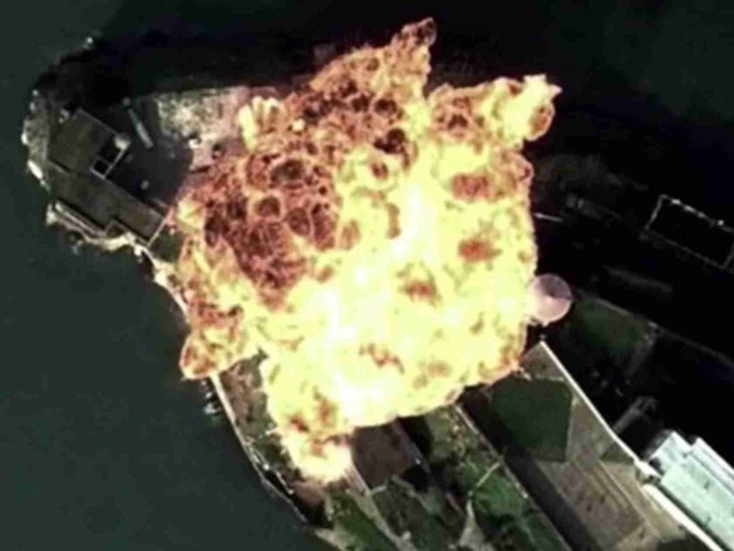 Hình ảnh tuyên truyền về máy bay H-6K được coi là đạo từ phim Hollywood (Ảnh: Đa Chiều).