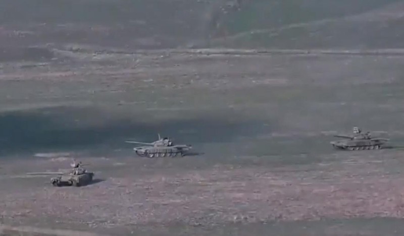 Xe tăng Azerbaijan tấn công (Ảnh: Sohu). Xe tăng Azerbaijan tấn công (Ảnh: Sohu).