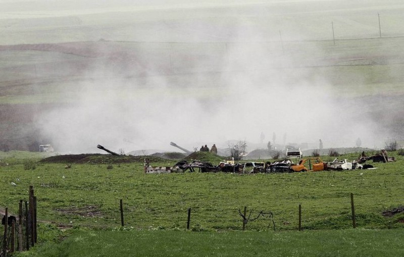 Pháo binh Armenia nã đạn vào quân đội Azerbaijan (Ảnh: AP).
