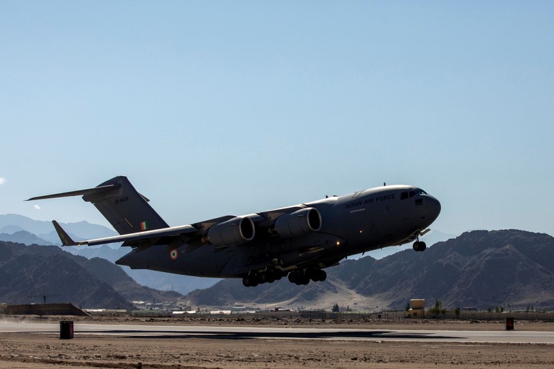 Ấn Độ sử dụng máy bay vận tải cỡ lớn vận chuyển vật tư, hàng hóa ra khu vực biên giới tranh chấp isd Trung Quốc (Ảnh: Đa Chiều).