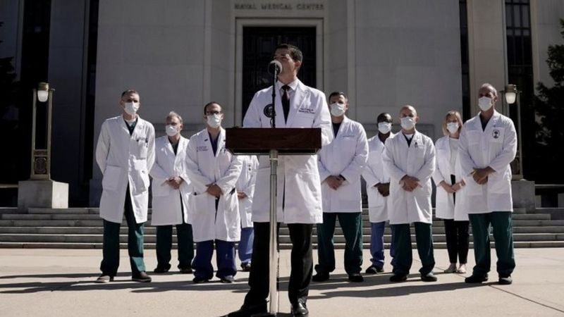 Bác sĩ của Nhà Trắng Sean Conley thông báo với các phóng viên tình hình sức khỏe của ông Trump tiến triển tốt (Ảnh: Reuters). Bác sĩ của Nhà Trắng Sean Conley thông báo với các phóng viên tình hình sức khỏe của ông Trump tiến triển tốt (Ảnh: Reuters).
