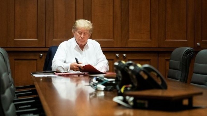 Hình ảnh ông Trump làm việc tại phòng bệnh trong Trung tâm Quân y quốc gia Walter Reed (Ảnh: Reuters). Hình ảnh ông Trump làm việc tại phòng bệnh trong Trung tâm Quân y quốc gia Walter Reed (Ảnh: Reuters).