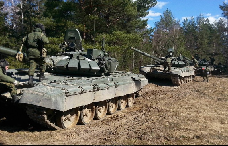 Có tin 4 sư đoàn bộ binh cơ giới của Nga đã tập kết ở biên giới với Azerbaijan (Ảnh: Sohu).