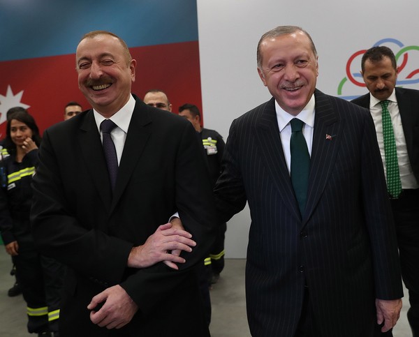 Tổng thống Azerbaijan Aliyev (trái) và Tổng thống Thổ Nhĩ Kỳ Erdogan - hình ảnh cho thấy mối quan hệ giữa hai nước hiện nay (Ảnh: Sohu).