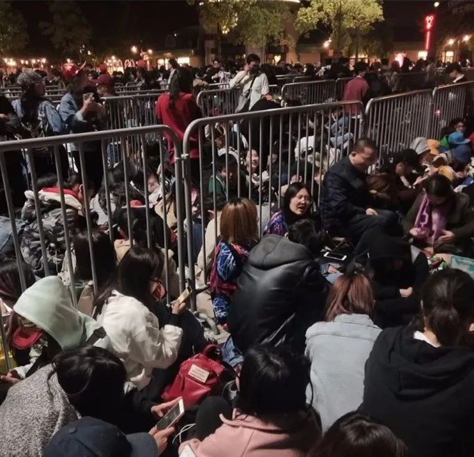 Du khách xếp hàng giữ chỗ từ đêm để mua vé vào điểm du lịch (Ảnh: shdol). Du khách xếp hàng giữ chỗ từ đêm để mua vé vào điểm du lịch (Ảnh: shdol).