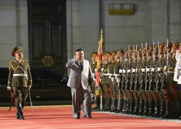 Ông Kim Jung-un duyệt đội danh dự (Ảnh: Dongfang). Ông Kim Jung-un duyệt đội danh dự (Ảnh: Dongfang).
