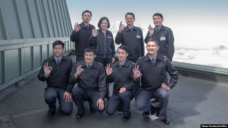 Bà Thái Anh Văn thị sát, chụp ảnh chung với các binh sĩ trạm radar trên độ cao 2.620m ở Lạc Sơn (Ảnh; VOA). Bà Thái Anh Văn thị sát, chụp ảnh chung với các binh sĩ trạm radar trên độ cao 2.620m ở Lạc Sơn (Ảnh; VOA).