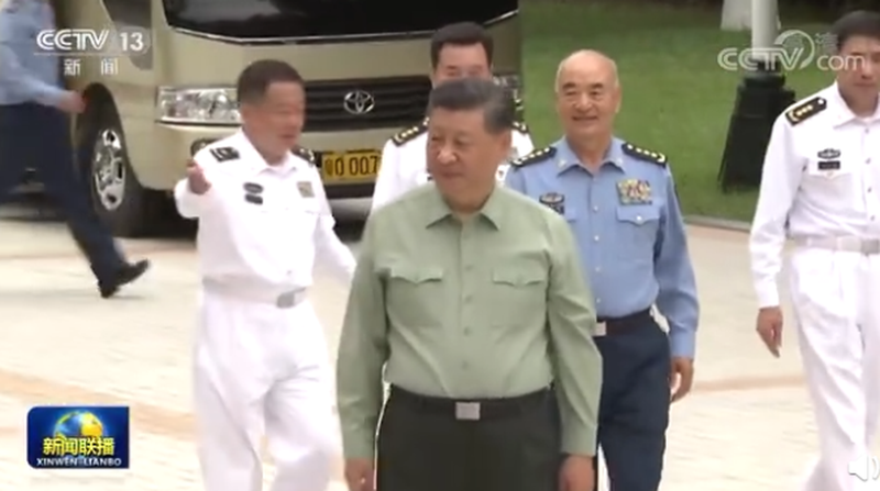 Ông Tập Cận Bình tới kiểm tra Bộ Tư lệnh Lính thủy đánh bộ Trung Quốc ở Triều Châu, cùng đi có Hứa Kỳ Lượng (đi sau ông Tập) (Ảnh: CCTV). Ông Tập Cận Bình tới kiểm tra Bộ Tư lệnh Lính thủy đánh bộ Trung Quốc ở Triều Châu, cùng đi có Hứa Kỳ Lượng (đi sau ông Tập) (Ảnh: CCTV).