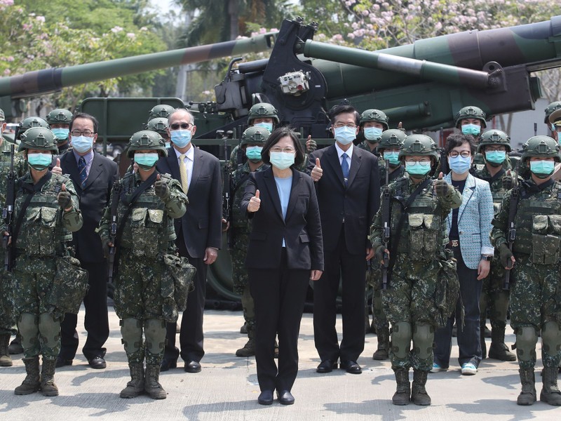 Bà Thái Anh Văn thị sát một đơn vị pháo binh ở đảo tiền tiêu Kim Môn cách Hạ Môn của Đại Lục chỉ 3km (Ảnh: CNA). Bà Thái Anh Văn thị sát một đơn vị pháo binh ở đảo tiền tiêu Kim Môn cách Hạ Môn của Đại Lục chỉ 3km (Ảnh: CNA).