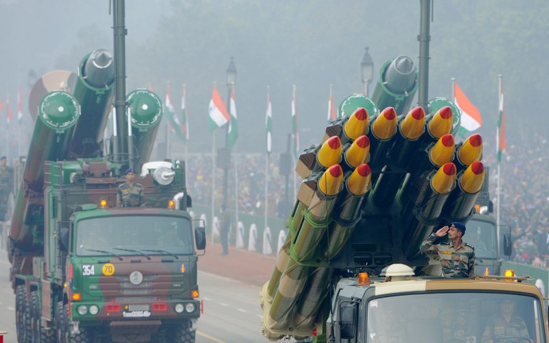 Tên lửa BrahMos (trái), niềm tự hào của công nghiệp quân sự Ấn Độ (Ảnh: Dwnews). Tên lửa BrahMos (trái), niềm tự hào của công nghiệp quân sự Ấn Độ (Ảnh: Dwnews).
