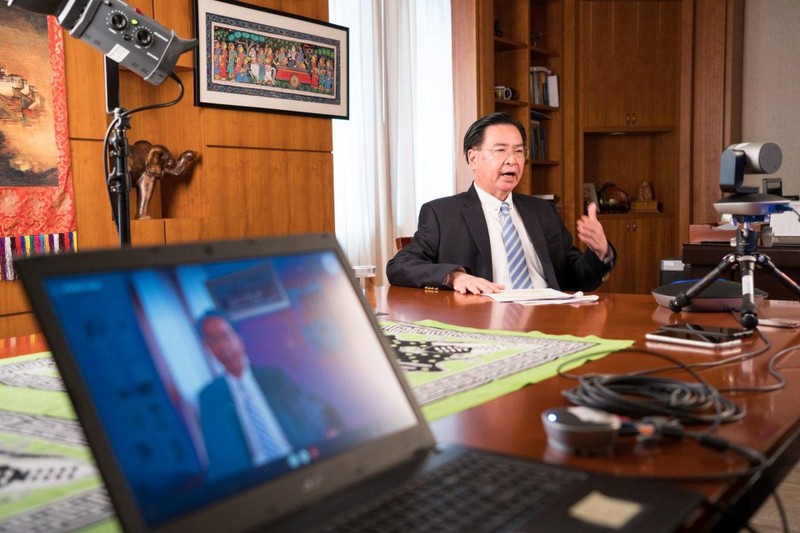 Ông Ngô Chiêu Nhiếp, người đứng đầu cơ quan Ngoại giao Đài Loan, trả lời phỏng vấn trên India Today hôm 16/10 (Ảnh: Dwnews).